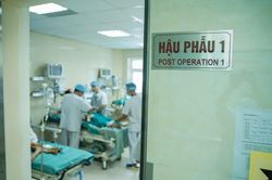 Ngực đau nhức, lổn nhổn đầy khối lạ vì nâng ngực không cần phẫu thuật