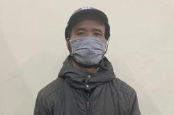 Người đàn ông khiêu dâm trước cổng trường Đại học Thương mại