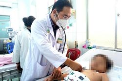 Bé trai nguy kịch vì dùng paracetamol liên tục 2 ngày