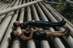 Đám cưới toàn màu đen, tổ chức ở nhà máy bỏ hoang