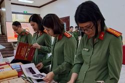 Ra mắt sách Danh dự là điều thiêng liêng, cao quý nhất