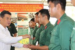 Lãnh đạo TPHCM trao hơn 750 phần quà cho chiến sĩ mới