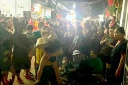 Hàng trăm người kéo đến nhà vợ chồng chủ tiệm vàng để đòi nợ