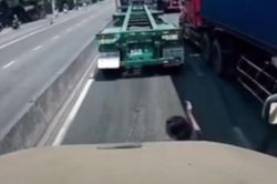 Thót tim trước màn băng qua đường trước xe container của người phụ nữ