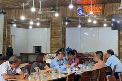 Đoàn kiểm tra làm việc với chủ nhà hàng bị tố 'chặt chém' du khách