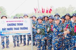 'Bát nước thao trường' ấm tình đồng đội của phụ nữ Lữ đoàn 101