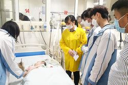 Trao kinh phí hỗ trợ 2 bệnh nhi mắc bệnh hiểm nghèo