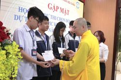 Nghệ An: Chùa Cổ Am trao quà cho học sinh dự thi Olympic quốc tế