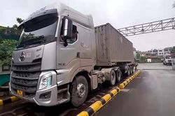 CSGT bắt nhiều xe độ container chở quá tải cát lậu