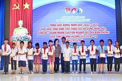 Trà Vinh: Trao 55 suất học bổng Vừ A Dính tặng học sinh dân tộc thiểu số