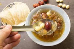 Táo đỏ chưng tổ yến bổ dưỡng nhưng ăn kiểu này rất nguy hiểm
