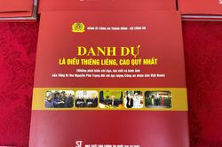 Giới thiệu cuốn sách 'Danh dự là điều thiêng liêng, cao quý nhất'