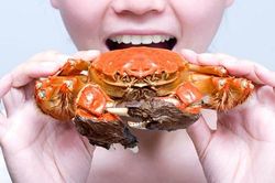 Bi kịch của người đàn bà suốt ngày đòi người tình mua cua ăn (P1): Tình yêu mù quáng và sự cam chịu của gã đàn ông