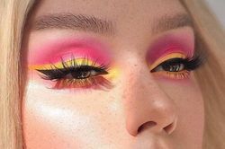 Trang điểm màu nổi để hạnh phúc hơn
