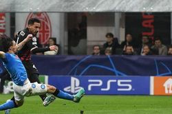 Milan thắng tối thiểu trước Napoli trong cuộc so tài 'derby Italy' cực căng với cơn mưa thẻ phạt