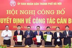 Chủ tịch Trần Sỹ Thanh trao quyết định nhân sự 2 báo Hà Nội mới và Kinh tế đô thị