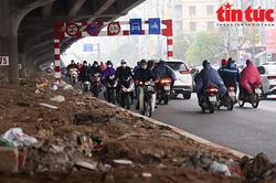 Hà Nội: Bất chấp nguy hiểm, xe máy lao ngược chiều vào làn mở rộng đường Nguyễn Xiển
