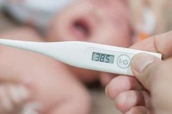 Bé trai nguy kịch vì bà ngoại cho uống hạ sốt quá liều, bác sĩ chia sẻ cách dùng thuốc đúng