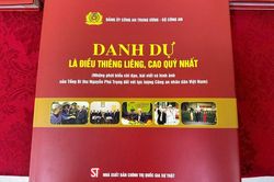 Ra mắt cuốn sách 'Danh dự là điều thiêng liêng, cao quý nhất'