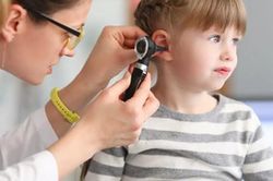 Bệnh trầm trọng, mắc thêm nấm tai... do dùng thuốc theo mách bảo trị viêm tai giữa cho trẻ