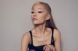 Ariana Grande phải lên tiếng trấn an người hâm mộ vì thân hình gầy gò đáng báo động