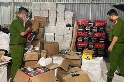 Hà Nội: Gần 5 tiếng đồng hồ kiểm tra kho hàng chứa hơn 17.000 sản phẩm nghi nhập lậu