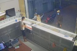 Chủ tiệm vàng bất lực trước 2 nghi phạm cướp tài sản