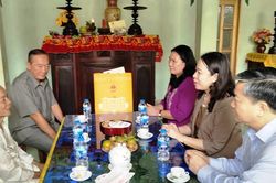 Phó Chủ tịch nước thăm Mẹ Việt Nam Anh hùng tại Bến Tre