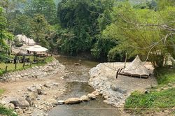 Xử phạt Khu du lịch Núi Thần Tài tự ý làm kè ngăn suối