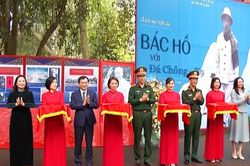 Triển lãm ảnh 'Bác Hồ với Đá Chông - K9'