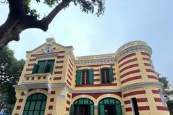 Quét thử vôi để tìm màu gốc của biệt thự cổ trên 'đất vàng' Hà Nội