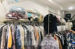 Nồm ẩm kéo dài, dịch vụ giặt là quá tải, thiết bị hút ẩm mini đắt khách