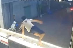 Hai thanh niên vào tiệm vàng vờ hỏi mua rồi giật dây chuyền bỏ chạy
