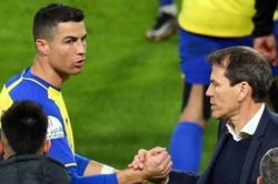 Cristiano Ronaldo chơi trò 'ném đá giấu tay'