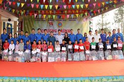 Trao quà tặng học sinh Trường Phổ thông Dân tộc Bán trú Tiểu học Pố Lồ