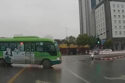 Hà Nội: Xe buýt tránh đèn đỏ bằng kiểu đi 'khôn lỏi'