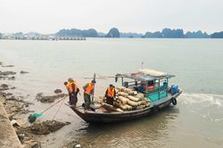 Vân Đồn tổ chức thu gom phao xốp trôi nổi trên vịnh Bái Tử Long