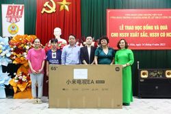 Trao học bổng và quà cho học sinh, sinh viên xuất sắc, có hoàn cảnh khó khăn