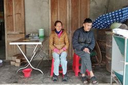 Trao tiền bạn đọc đến hoàn cảnh hai vợ chồng nghèo cầu cứu sự sống cho con