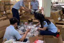 Tạm giữ số lượng lớn thực phẩm chức năng và nhiều loại hàng hóa khác nhập lậu