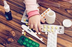 Bé gái bỏng nặng do bị nhỏ nhầm axit vào miệng
