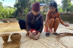 Chị Nông Thị Gấm giữ nghề truyền thống