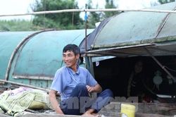 Giấc mơ an cư của những người sống cảnh 'nước sông, gạo chợ'