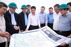 Thường trực Tỉnh ủy thị sát vùng biển Kim Sơn