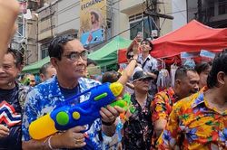 Thủ tướng Thái Lan tham gia vào 'đại chiến té nước' trong dịp tết Songkran