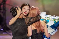 Hà Nhi ôm mẹ khóc nức nở tại liveshow đầu tiên trong sự nghiệp