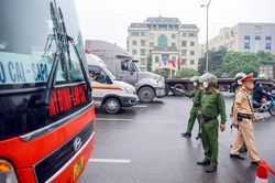 Cận cảnh hình ảnh Công an Hà Nội kiểm tra nồng độ cồn, test nhanh ma túy đối với lái xe khách