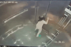 Camera ghi hình cụ bà cố gắng giải cứu cháu gái kẹt trong thang máy