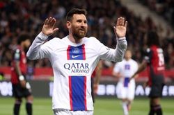 'Xé lưới' Lens, Messi cân bằng kỷ lục ghi bàn của Ronaldo