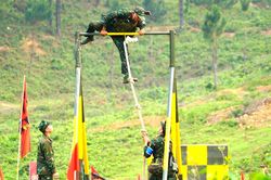 Lực lượng quân đội vượt địa hình, bắn pháo cối trúng hồng tâm